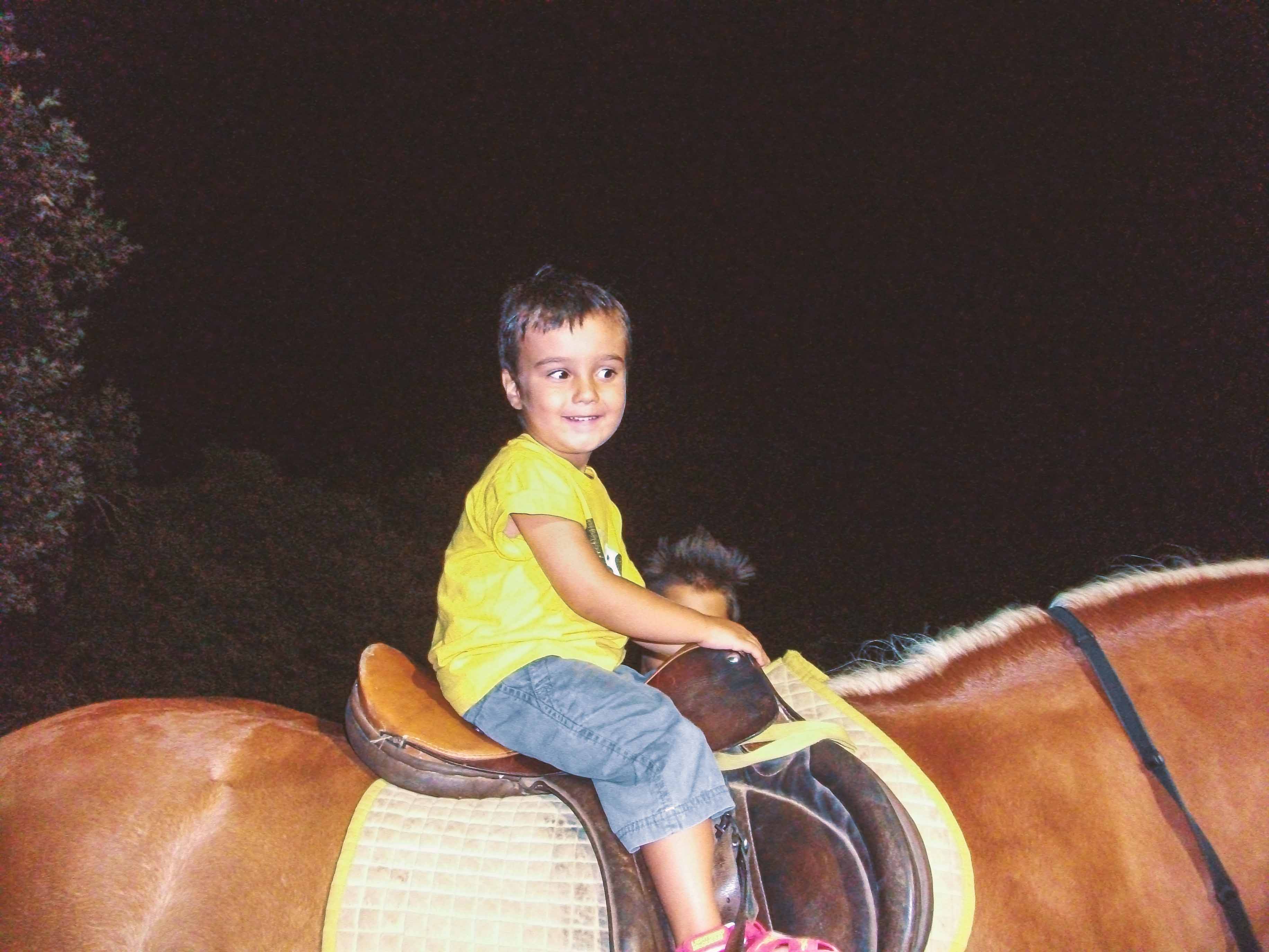 A cavallo in montagna con i bambini