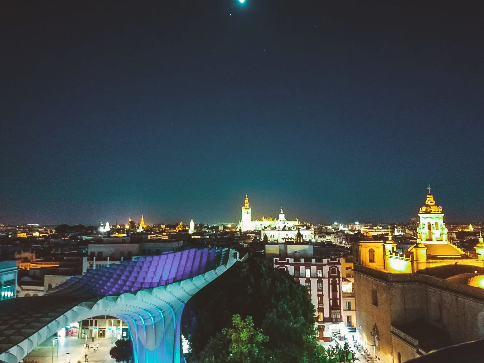 Metropol Parasol a Siviglia di notte con i bambini