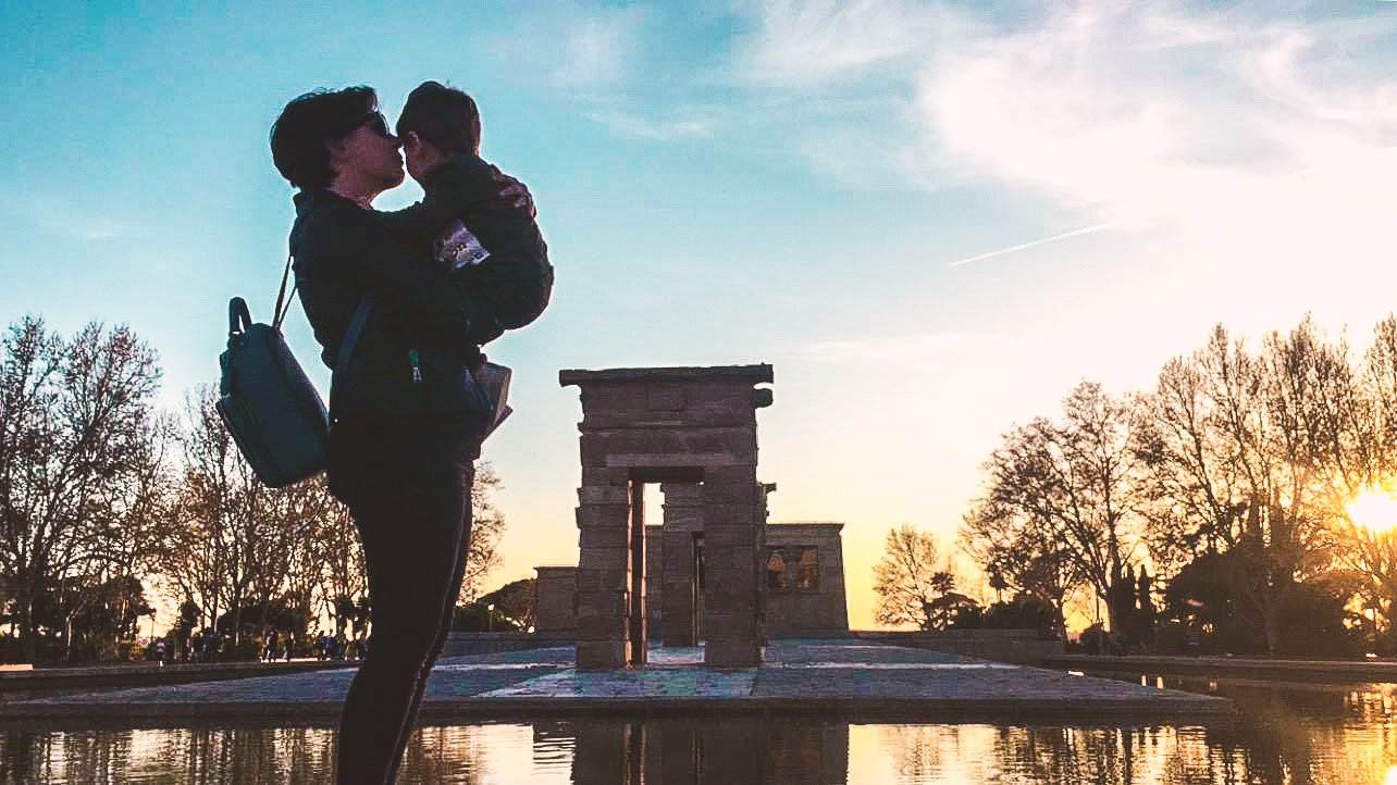 Templo de Debod al tramonto con i bambini