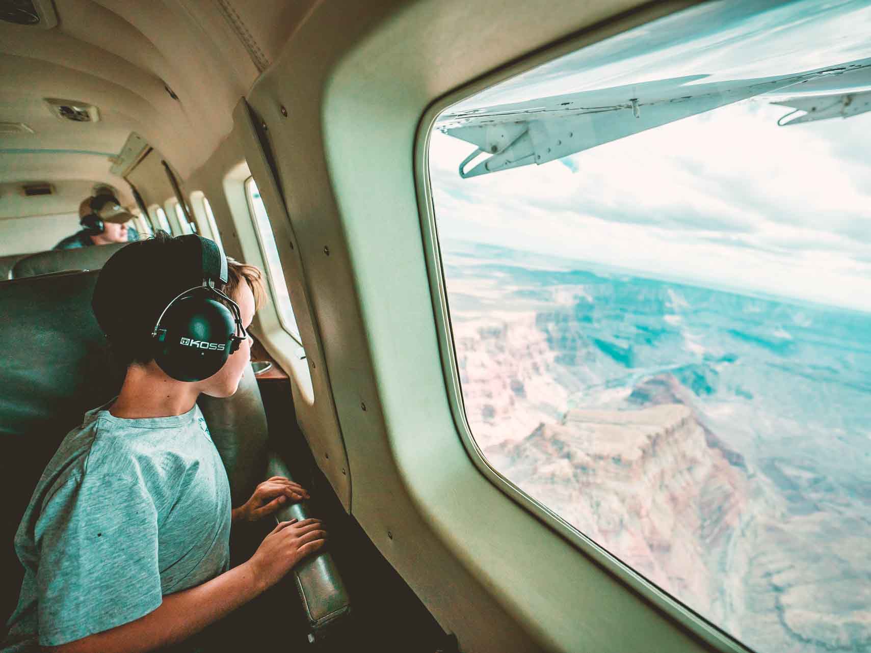 Viaggiare con bambini piccoli a bordo di un aereo