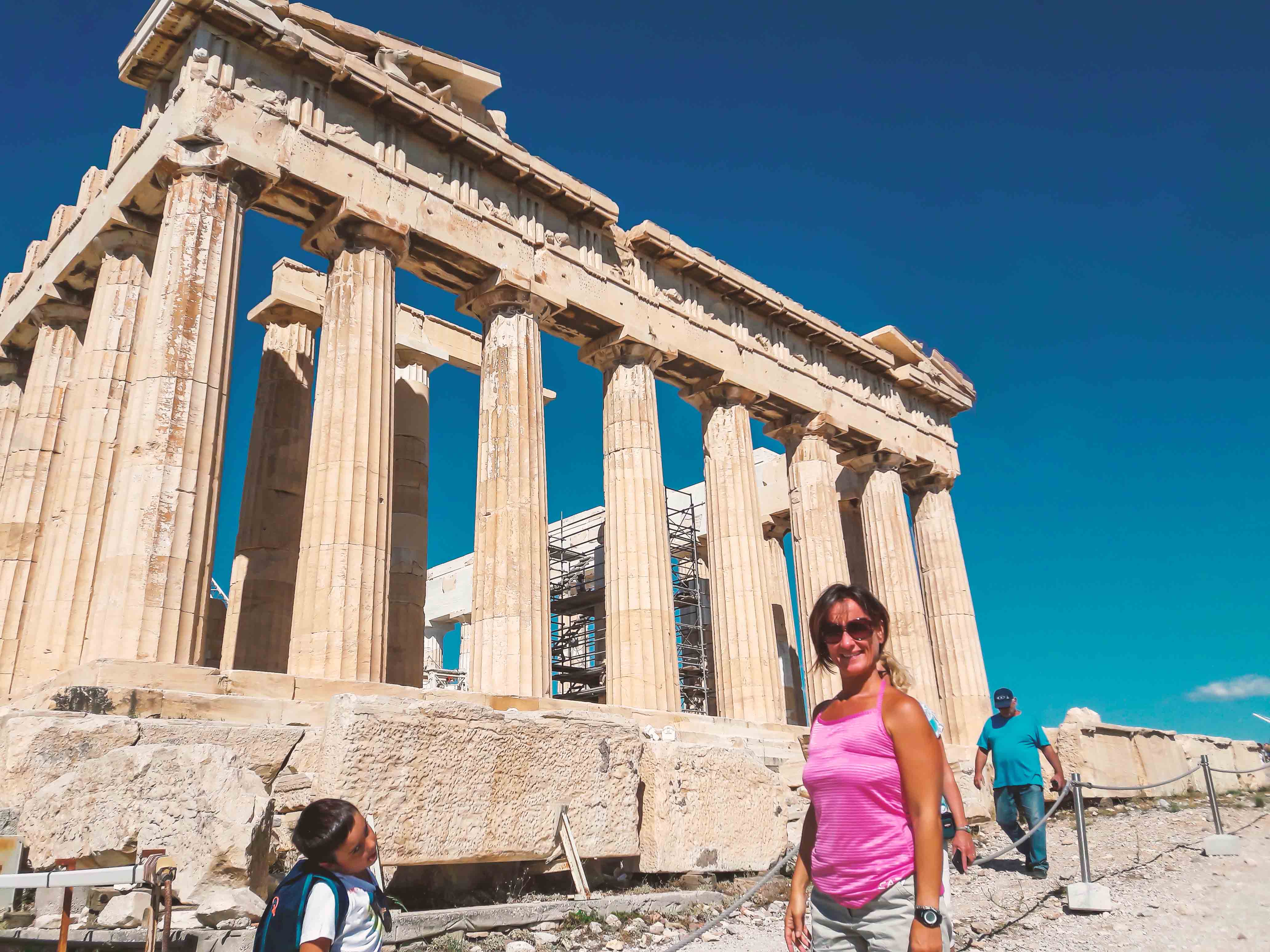 Tempio di Atena Nike ad Atene con i bambini