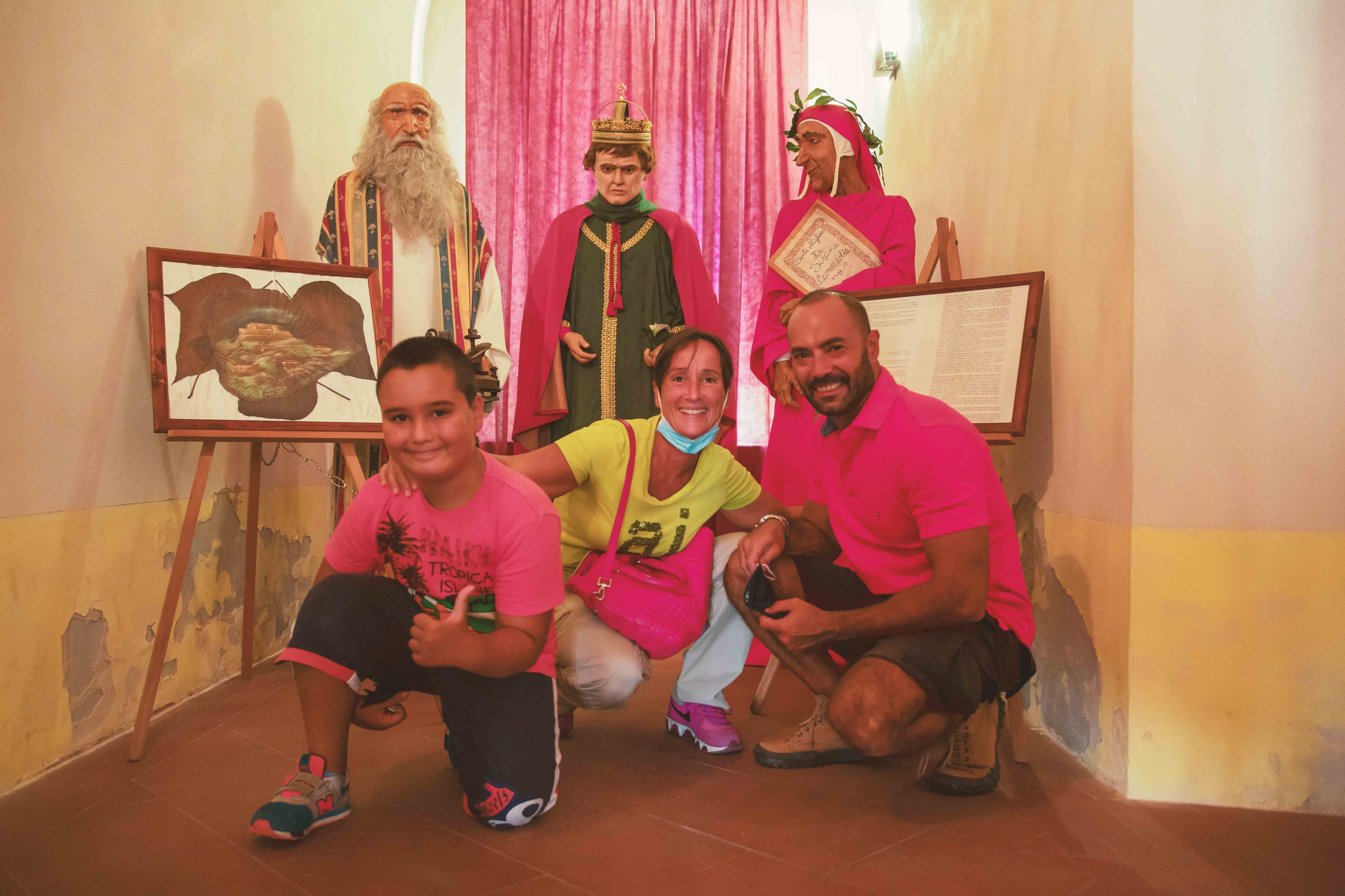 Le statue più belle del Museo delle Cere di Rocca Imperiale con i bambini