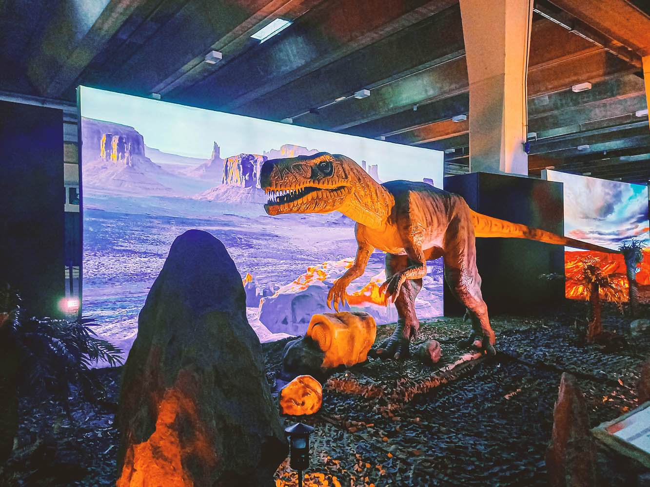 Dinosauro T-REX al "Living Dinosaurs" con i bambini